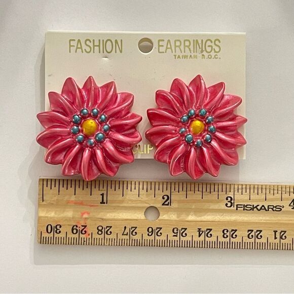 {CLIP ON} Vintage Pink Flower Statement Earrings - Picture 3 of 4